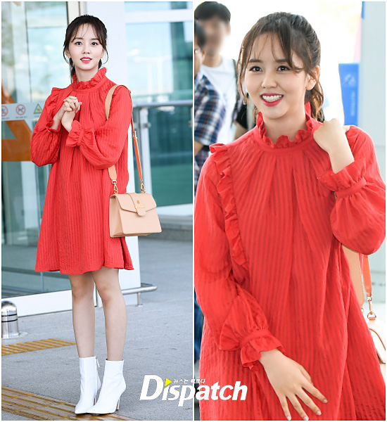 Sở hữu gương mặt đẹp trong sáng nên khi mặc váy đỏ thiết kế điệu đà, sun nhún  kết hợp boots trắng, túi đeo hồng nhẹ, Kim So Hyun trông càng xinh tươi, cuốn hút  