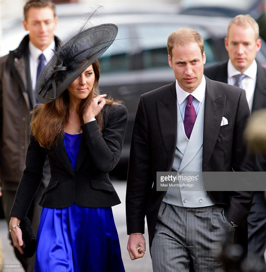 Công nương Kate kết hợp mũ rộng vành đính lông vũ và ruy băng cùng màu với chiếc đầm xanh. 