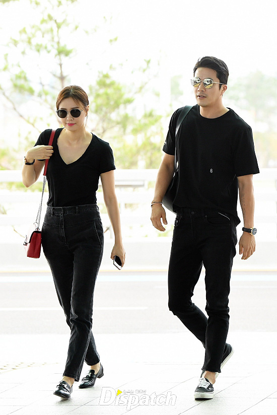 Cặp đôi Son Tae Young và Kwon Sang Woo ăn mặc tông xuyệt tông đen khi có mặt tại  sân bay quốc tế Incheon (Hàn Quốc) để đáp chuyến đến Bali (Indonesia) thực hiện bộ  ảnh kỷ niệm 10 năm kết hôn