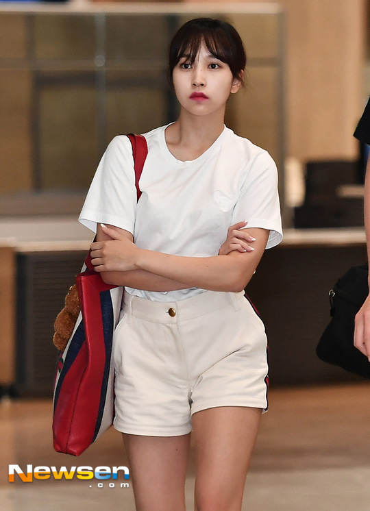 Mina (TWICE) đơn giản với quần short và áo trắng. Chiếc túi đeo vai sắc màu  là điểm nhấn nhá cho set đồ thêm nổi bật