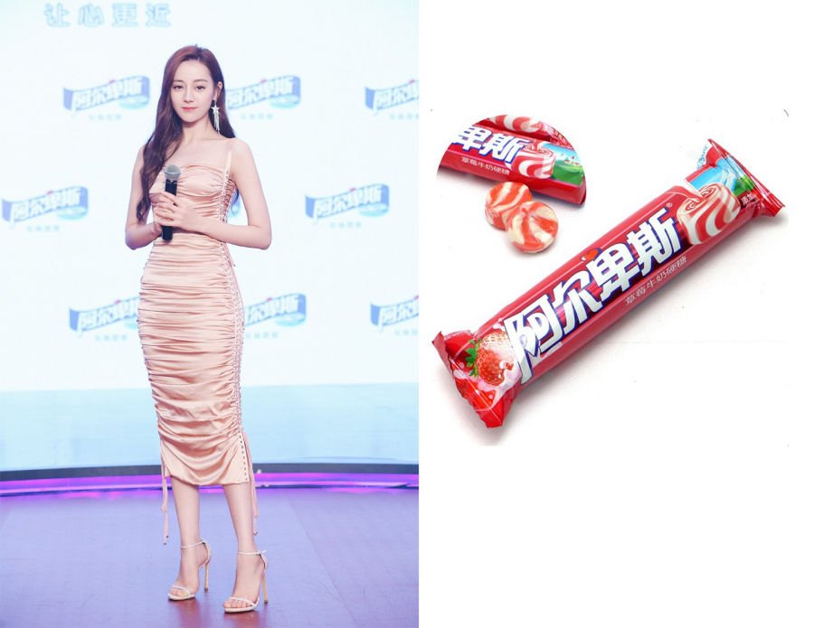 Dự sự kiện của hãng kẹo sữa ngọt ngào, cô nàng cũng chọn diện váy hồng giống hệt như dòng kẹo dâu của hãng.    