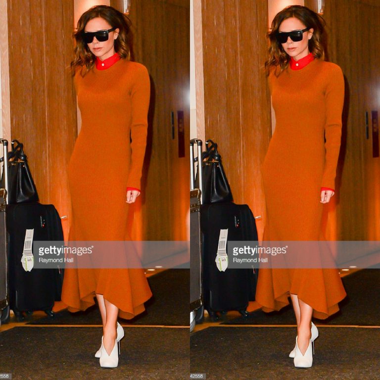 Victoria Beckham duyên dáng và nổi bật với bộ trang phục màu cam đất Terracotta hứa hẹn bùng nổ trong mùa Thu 2018, kết hợp cùng mẫu giày mules trắng thanh lịch do chính cô thiết kế.    