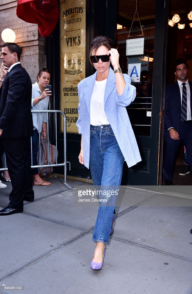 Trang phục dạo phố đơn điệu được Victoria Beckham được “nâng cấp” chỉ với một chiếc áo blazer thanh lịch.    
