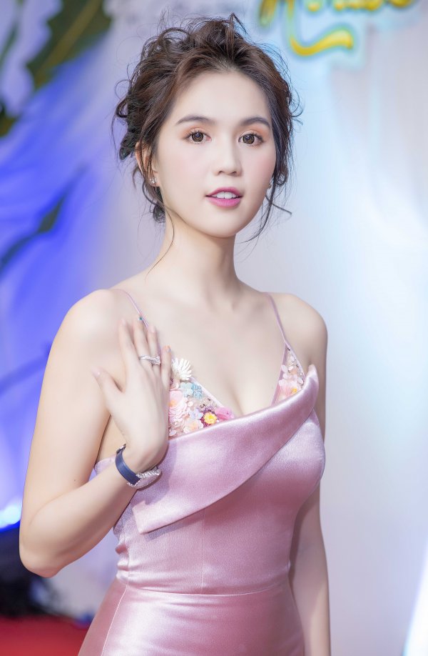Tông màu hồng tuy kén da người mặc nhưng khi diện lên người Ngọc Trinh lại trở thành “vũ khí lợi hại” giúp tôn lên làn da trắng sứ. Phối cùng chiếc đồng hồ đính kim cương đắt giá, người đẹp nhanh chóng dẫn đầu top sao đẹp tuần.