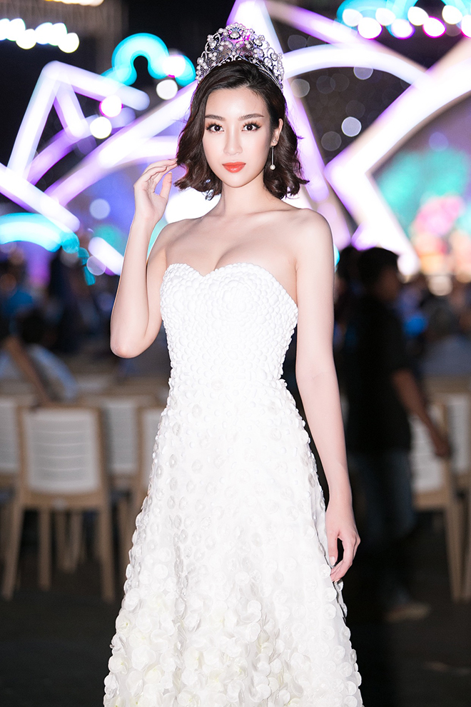 Xuất hiện trên thảm đỏ đêm thi 'Người đẹp Du lịch