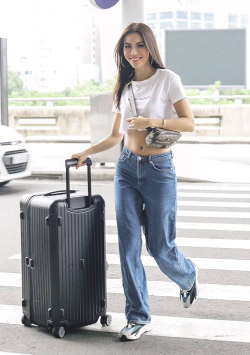 Combo croptop - jeans cạp trễ dáng thụng cũng được lòng Minh Tú, giúp cô nàng có diện mạo chất lừ khi ra sân bay.    