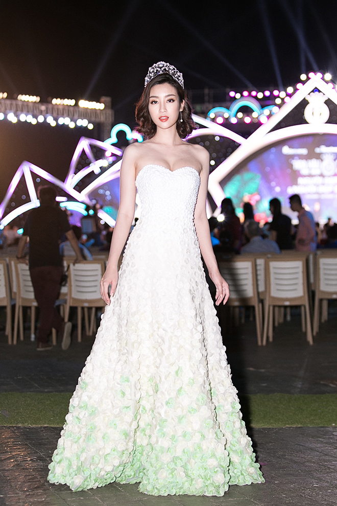 Hoa hậu Đỗ Mỹ Linh diện một chiếc váy trắng cúp ngực được đính kết khéo léo. Cô đảm nhận vai trò giám khảo trong đêm thi
