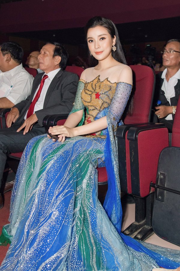 Cao Thái Hà nổi bật cùng chiếc váy đính kết họa tiết bản đồ. Người đẹp nhận được điểm cộng vì lựa chọn trang phục mang nhiều ý nghĩa, thể hiện tình yêu dân tộc.