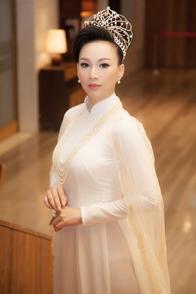 Nhờ trang phục, phụ kiện và kiểu tóc ăn ý, hoa hậu Paris xuất hiện nổi bật và có phần lấn át nhiều ngôi sao làng giải trí đến dự tiệc.