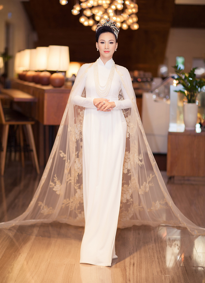 Chiếc vương miện ngọc trai trị giá tiền tỷ giúp hoa hậu nổi bật hơn. Vương miện của Paris Vũ có hình tượng hoa sen, sử dụng ngọc trai Trống đồng (lập kỷ lục là viên ngọc trai lớn nhất) tôn vinh văn hoá dân tộc do các chuyên gia hàng đầu trong lĩnh vực trang sức ngọc trai chế tác.