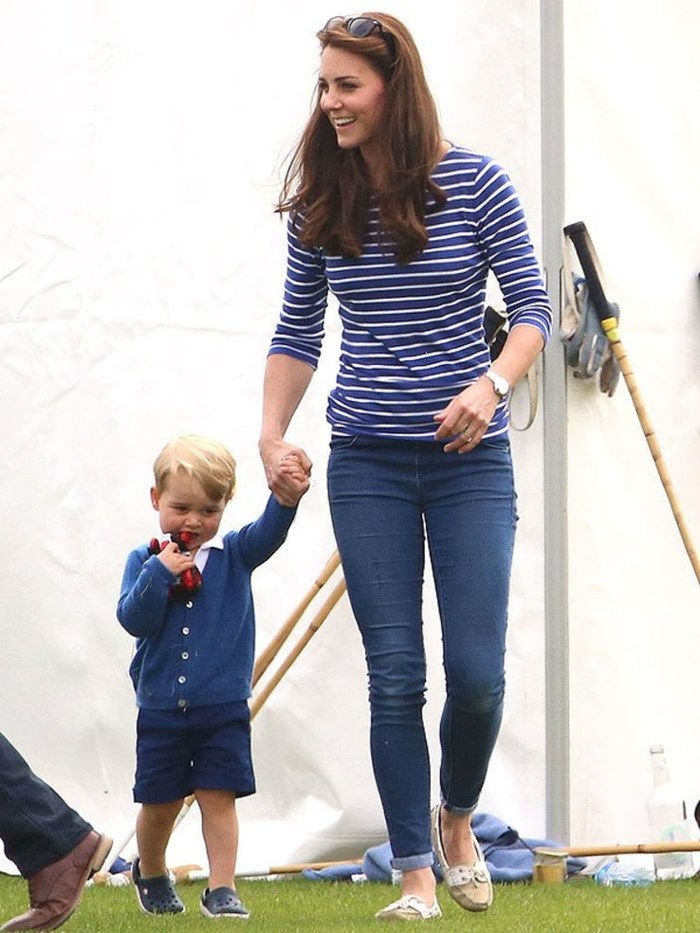 Trong một lần khác, Công nương Kate chọn quần skinny jeans tối màu kết hợp cùng áo thun kẻ sọc năng động khi đi dạo cùng Hoàng tử George. 