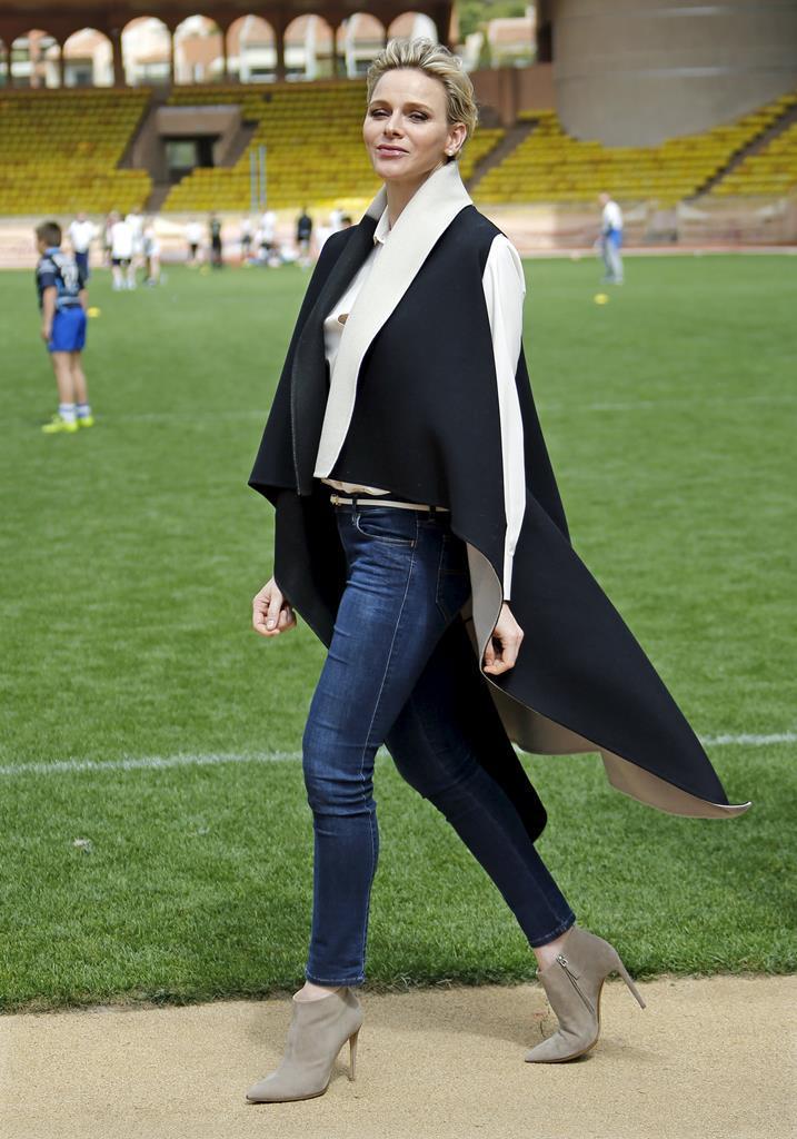 Công chúa Charlene xứ Monaco kết hợp quần jeans, áo sơ mi tay dài và áo khoác sành điệu. 