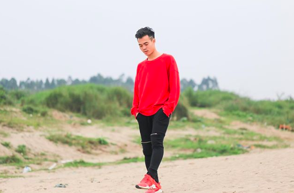 Từ sweater và giày đều tone sur tone với màu đỏ nổi bật  