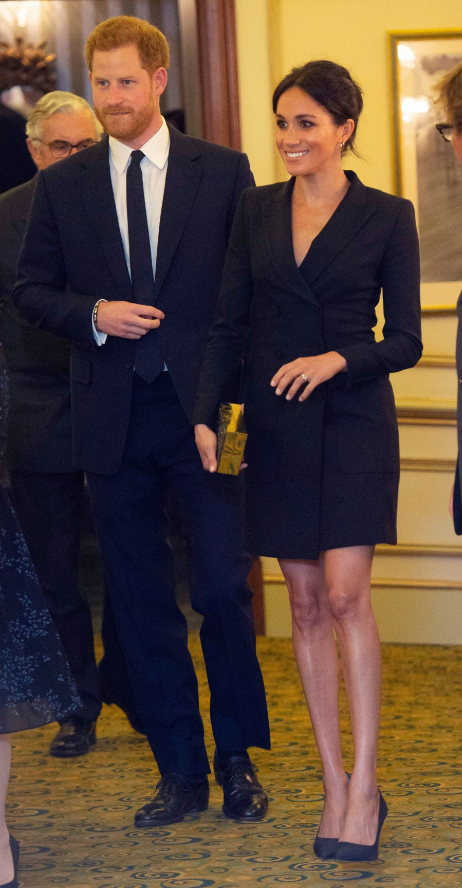 Được biết bộ váy tuxedo này của Công nương là một thiết kế đến từ thương hiệu Canada Judith & Charles và nó có giá $595 (Khoảng 14 triệu đồng).    