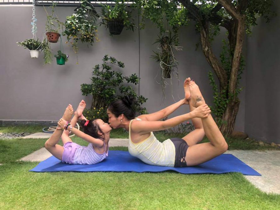 MC, diễn viên Ốc Thanh Vân vừa chia sẻ loạt ảnh cùng con gái tập yoga trong sân vườn của biệt thự riêng.    
