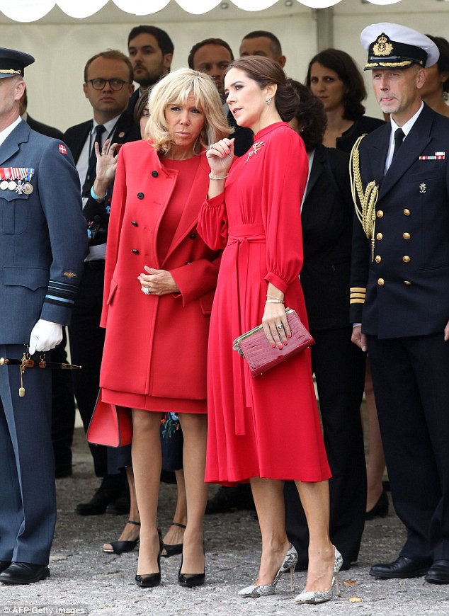 Hai người phụ nữ quyền lực nhìn đầy thu hút trong trang phục màu đỏ.    