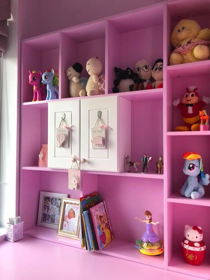 Ở phòng dành cho các con, màu sắc hồng, xanh tươi tắn được Ốc Thanh Vân thiết kế theo sở thích và giới tính của bé.    