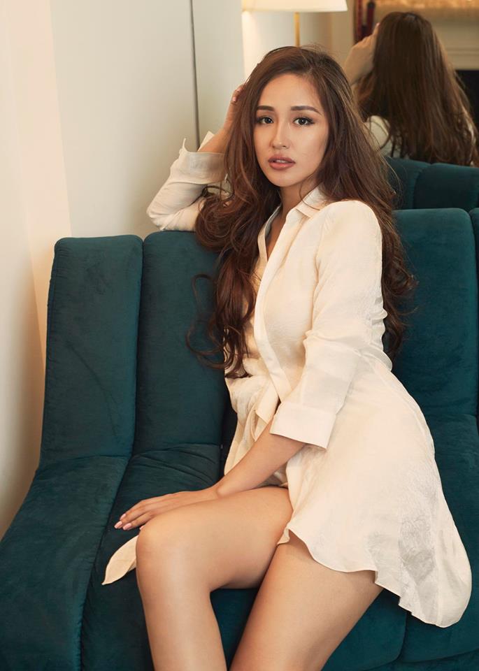 Bối cảnh đơn giản, ánh sáng nhẹ nhàng làm toát lên vẻ đẹp gợi cảm của người đẹp.