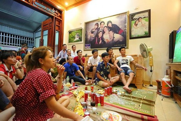 Phòng khách của gia đình Văn Toàn khá rộng rãi, cũng là nơi thường xuyên đón bà con hàng  xóm tập trung lại để xem các trận thi đấu của đội tuyển Olympic Việt Nam thi đấu tại ASIAD