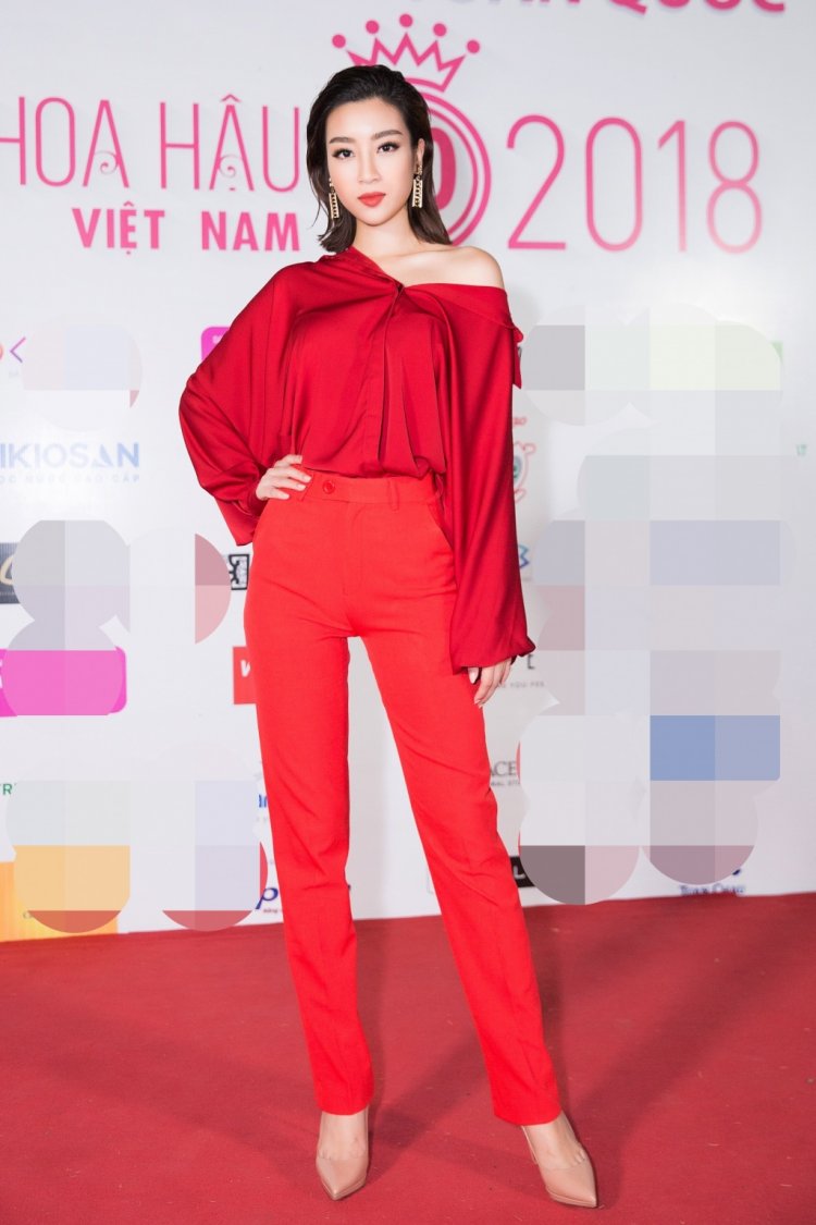 Hoa hậu Việt Nam 2016 Đỗ Mỹ Linh xuất hiện khá sớm trên thảm đỏ sự kiện. Nếu các đêm thi trước, cô chọn style lộng lẫy, kiêu sa thì lần này cô lại kín đáo với bộ cánh lệch vai, mang dáng dấp của một quý cô.  