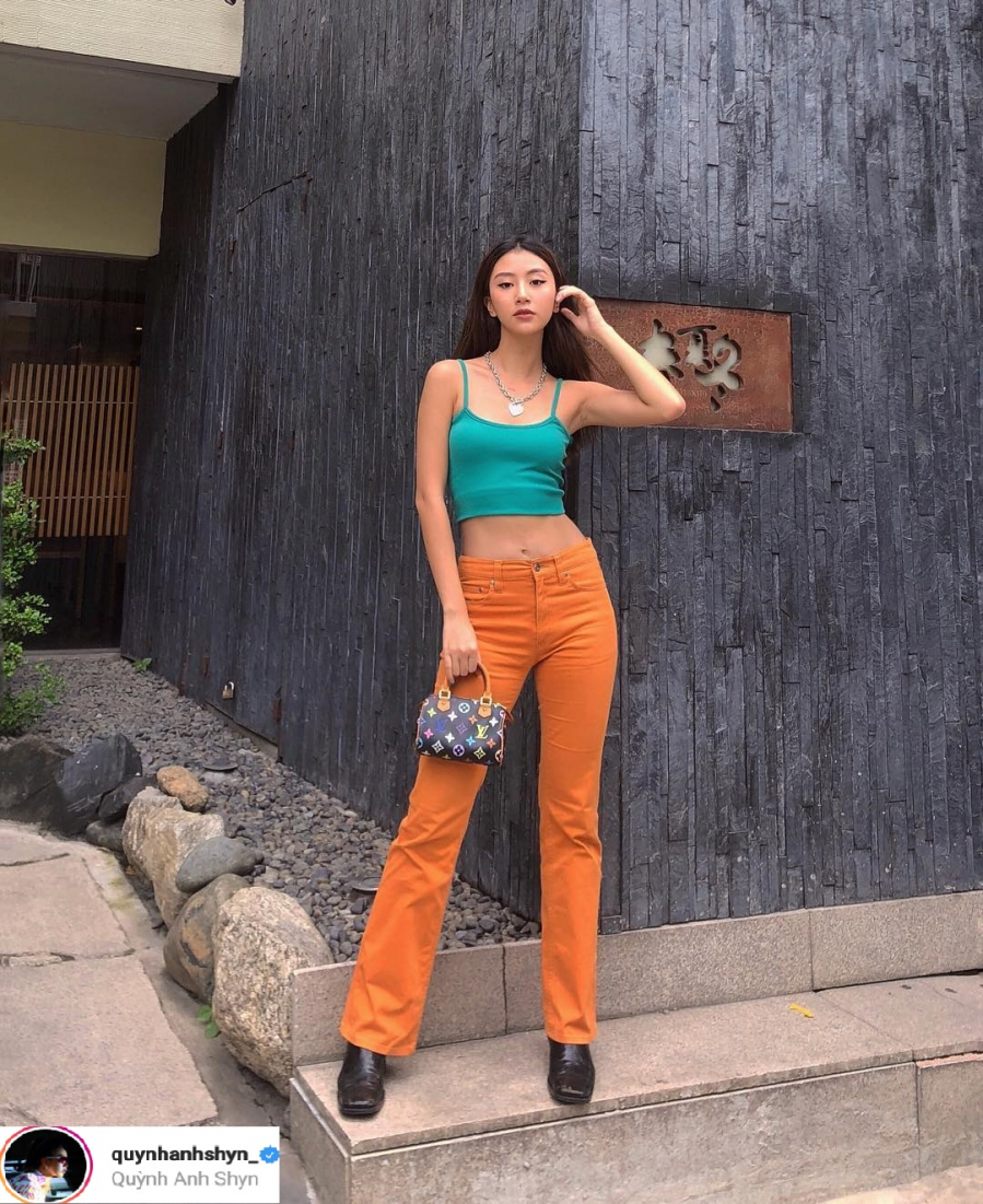 “Nữ hoàng” màu sắc Quỳnh Anh Shyn lại góp thêm một bộ đồ màu mè vào thời trang sao Việt quần qua. Cô nàng tự tin chọn cho mình áo 2 dây màu xanh kết hợp với quần da màu cam. Chiếc túi LV nhỏ xinh làm trang phục thêm thời trang hơn.    