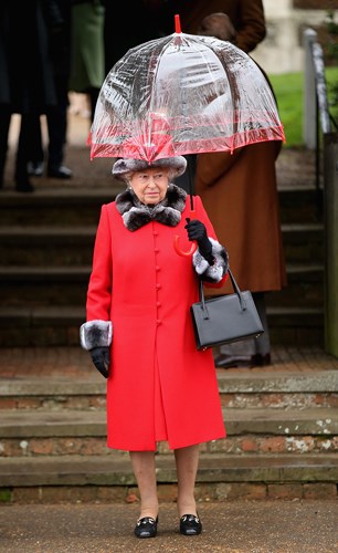Cách phối màu trang phục và phụ kiện thú vị này bắt đầu từ thời của mẹ Nữ hoàng và Nữ hoàng Elizabeth II là người đã tiếp tục truyền thống này.    