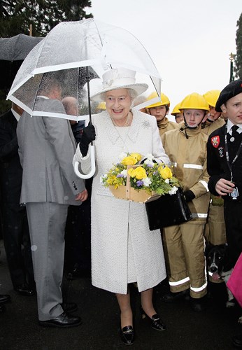 Nữ hoàng Anh rất yêu quý những chiêc ô. Bà và chồng mình là Hoàng thân Philip từng ghé thăm trụ sở của công ty sản xuất ô Fulton tại London, Anh./.    