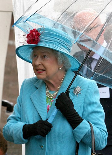 Những bộ trang phục sáng màu khiến Nữ hoàng Anh luôn nổi bật trước công chúng. Một điều thú vị nữa là ngay cả những chiếc ô cùng có màu sắc ton sur ton với trang phục của bà.    