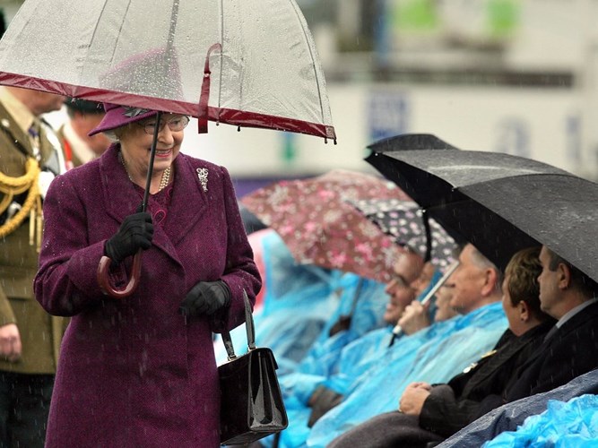 Nữ hoàng Anh Elizabeth II thường dùng những chiếc ô của hãng Fulton. CEO của hãng này đã chia sẻ với trang Hello! rằng: 