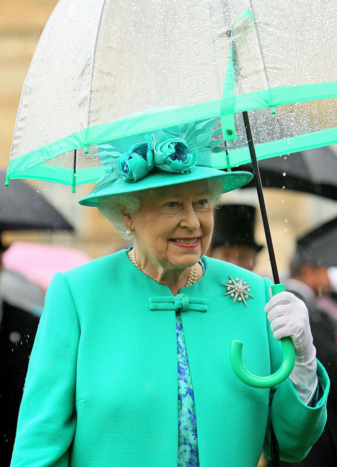 Nữ hoàng Anh thường xuyên mix đồ tông xuyệt tông giữa áo khoác, mũ và những chiếc ô. Vào ngày mặc áo màu xanh bạc hà, Nữ hoàng sẽ chọn mũ và ô cùng màu luôn.    