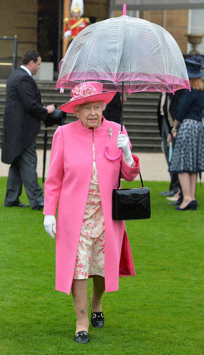 Tương tự cho những ngày Nữ hoàng mặc đồ màu hồng...    