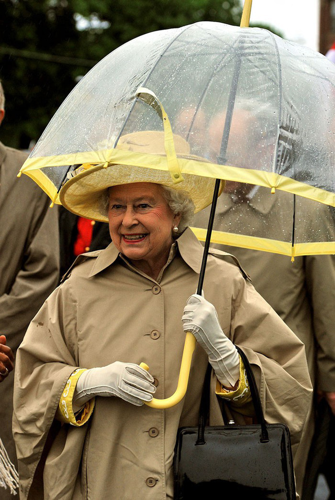 ... hay vàng. Nữ hoàng Anh còn khá tinh tế khi chọn màu vàng trong ngày phải mặc áo khoác đi đường màu be nữa kìa!    