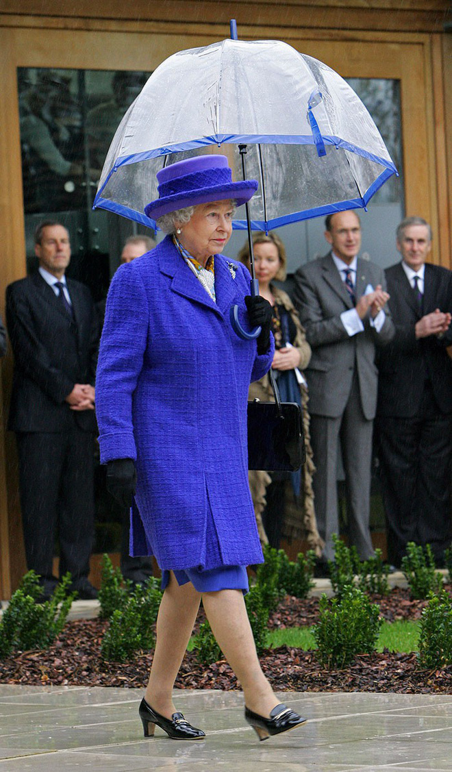 Nếu để ý một chút, bạn sẽ nhận ra ngay rằng Nữ hoàng cực kỳ thích những chiếc ô dáng lồng chim.    
