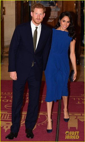 Nữ công tước xứ Sussex mặc đầm xanh của Jason Wu, cô kết hợp với giày cùng tông màu của Aquazzura và xách ví của Dior.  