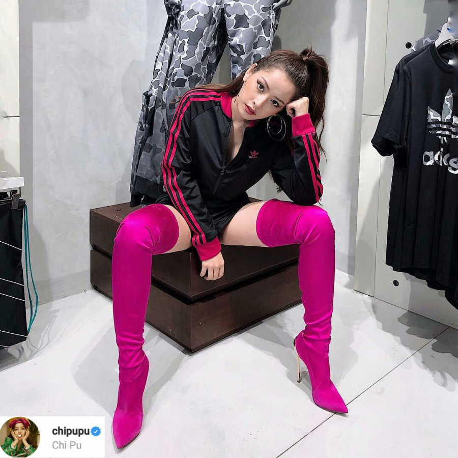 Chi Pu khéo léo kết hợp áo khoác thể thao adidas line hồng cùng đôi boots mũi nhọn ngang đùi. Sắc hồng thời thượng đã tạo nên hình ảnh một Chi Pu sành điệu, phá cách.    