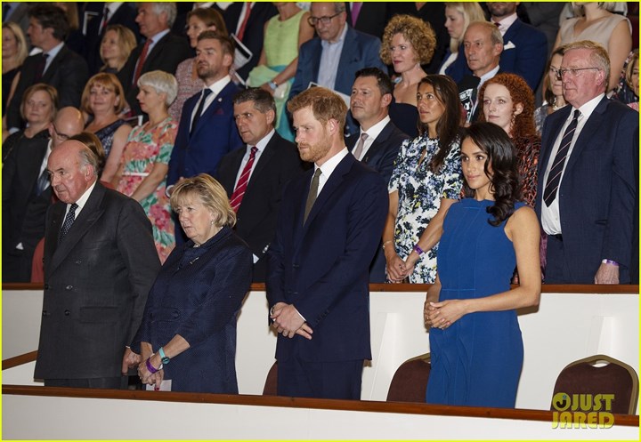 Vợ chồng Hoàng tử Anh cùng các khách mời thưởng thức buổi hòa nhạc.  