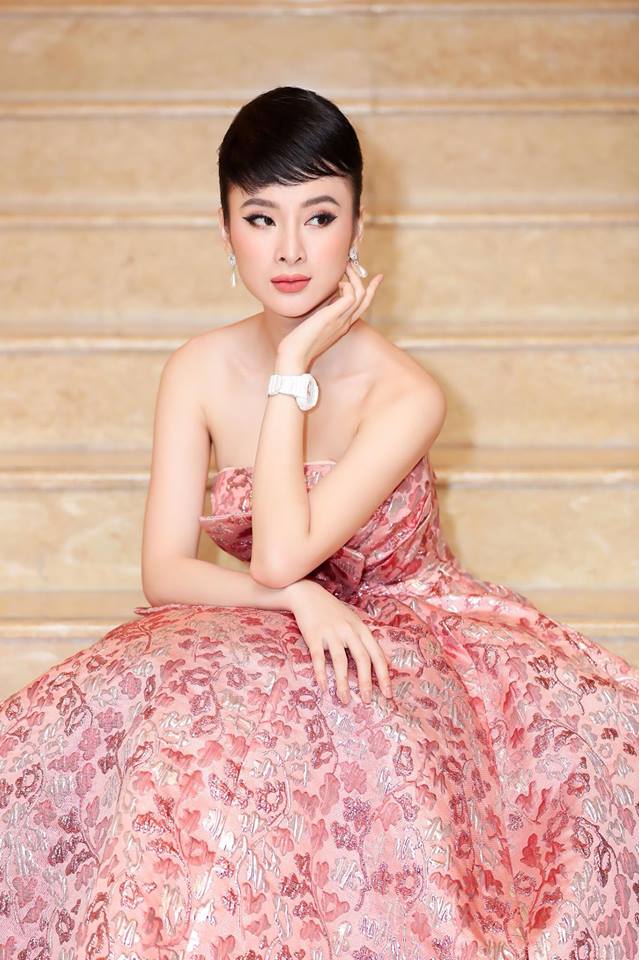 Angela Phương Trinh được NTK Đỗ Mạnh Cường thực hiện riêng một chiếc váy cúp ngực hoạ tiết hoa nổi bật.    