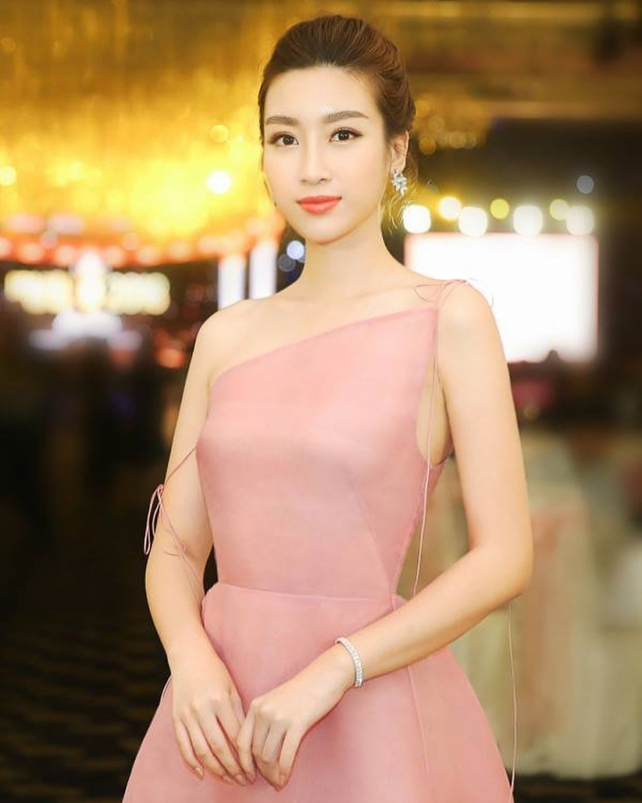Hoa hậu Đỗ Mỹ Linh đẹp đến nao lòng trong chiếc đầm hồng nhẹ nhàng, trang nhã của NTK Trần Hùng.    