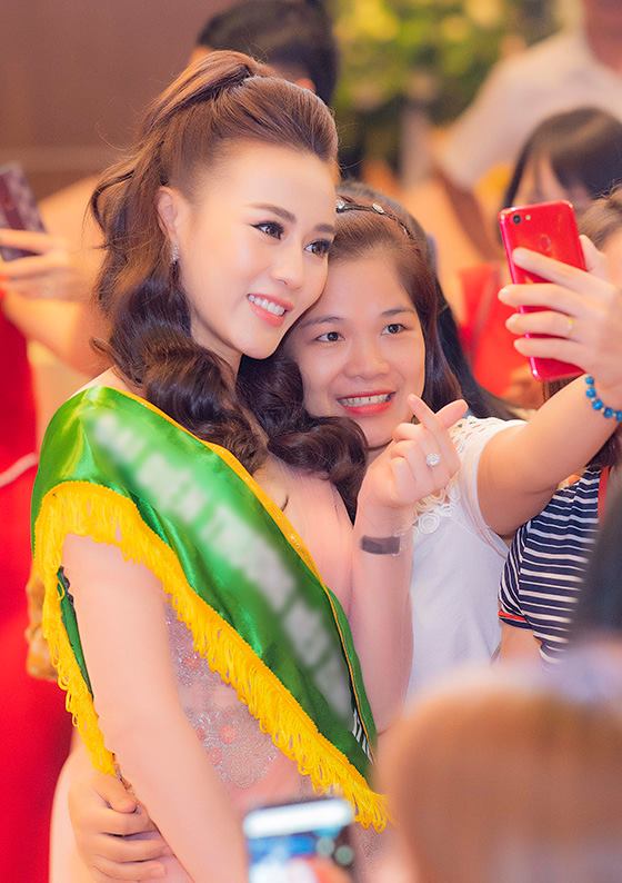 Cô tươi cười và sẵn sàng chiều lòng từng người hâm mộ. Phong thái thân thiện, chuyên nghiệp khiến Phương Oanh được những người tham gia sự kiện dành nhiều tình cảm.    