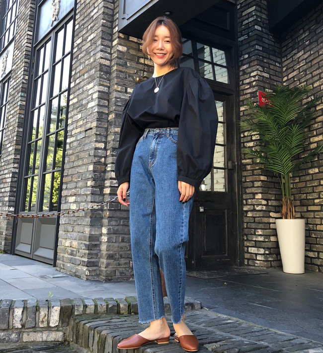Combo áo blouse tay bồng cùng quần mom jeans cạp cao sẽ giúp bạn có được 1 set đồ chuẩn style Hàn Quốc.    