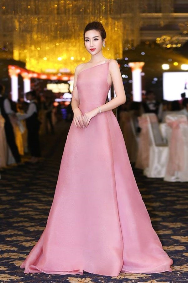  Xuất hiện tại những sự kiện, Hoa hậu Đỗ Mỹ Linh chọn cho mình bộ đầm hồng với tùng dài đầy nữ tính mà không hề bị 