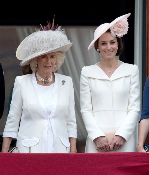 Dù mặc đồ trắng đơn giản nhưng bà Camilla và Kate Middleton vẫn gây ấn tượng đặc biệt với những thiết kế mũ tinh xảo.    