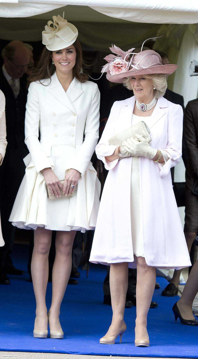 Có thể thấy, gam màu trắng đơn giản trang nhã dường như là gam màu được mẹ chồng nàng dâu nhà Hoàng gia đặc biệt ưu ái. Hai người còn cực kỳ tinh ý khi kết hợp đầm trắng cùng đôi cao gót nude giống hệt nhau.    