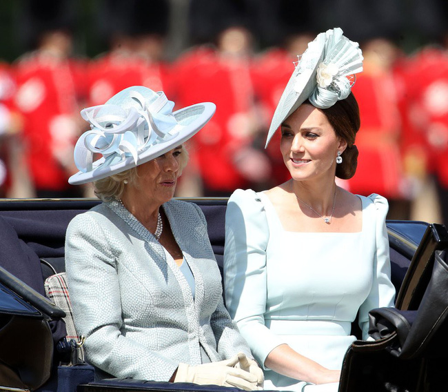 Nếu như Kate Middleton có phần đơn giản, nhẹ nhàng hơn với bộ đầm cổ vuông vai phồng trơn màu diện cùng mũ đính hoa nổi bật thì mẹ kế của chồng cô, bà Camilla sang trọng, quý phái hơn với thiết kế áo blazer nổi vân chấm bi.    