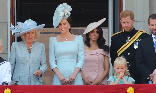 Trong khi Meghan Markle duyên dáng với bộ đầm hồng thì bà Camilla chọn một thiết kế xanh baby nhẹ nhàng thanh tao xuyệt tông cùng dâu cả Kate Middleton.    