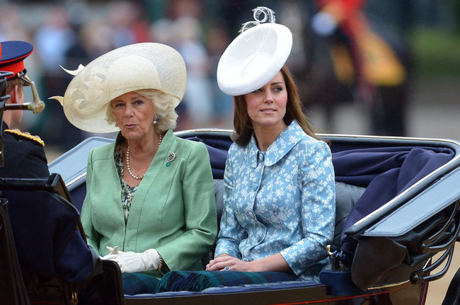 Mặc dù không cùng sắc độ nhưng vẫn thấy được sự đồng điệu của Kate Middleton và mẹ chồng trong sự kiện này.    
