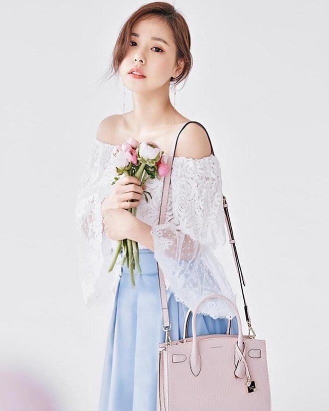 Vốn sở hữu nhan sắc ''đốn tim'', Min Hyo Rin lại càng mặn mà, quyến rũ hơn bội phần khi khoác lên người chiếc áo ren phối cùng chân váy màu xanh và túi xách hồng pastel dịu dàng.  