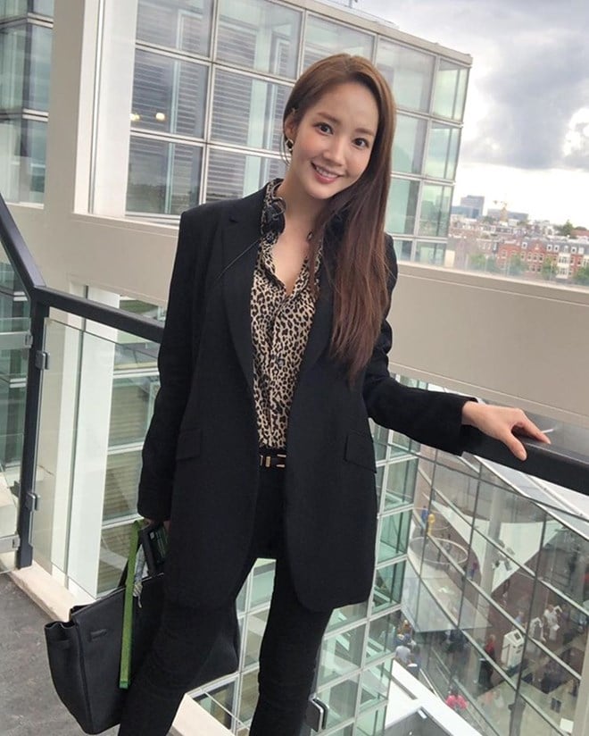 Sở hữu một chiếc áo sơmi da báo, nàng ''thư ký Kim'' Park Min Young phối trang phục theo phong cách menswear với áo blazer và quần jeans đen đầy mạnh mẽ.  