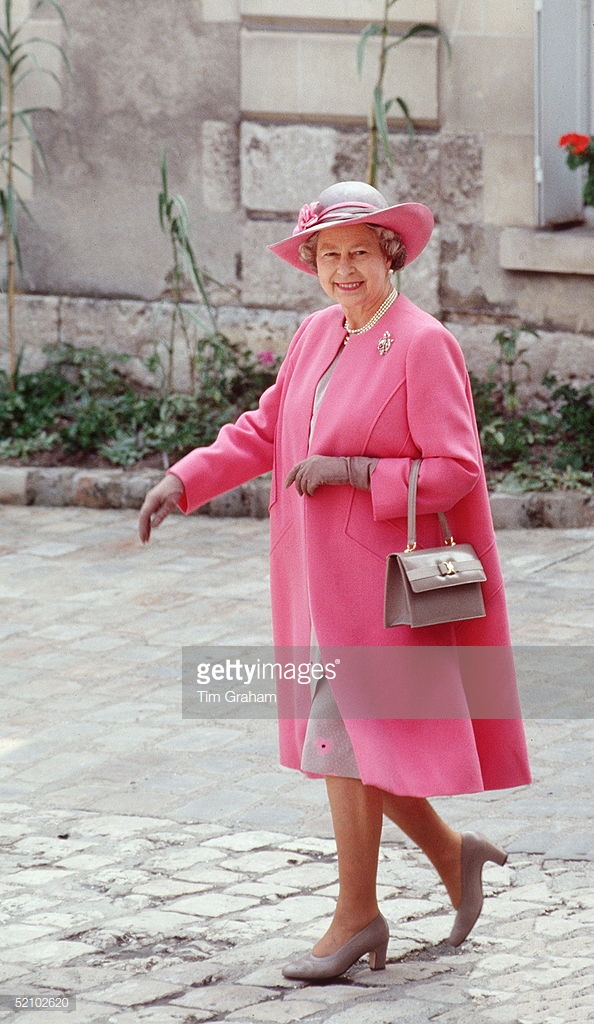 Nữ hoàng Elizabeth vốn rất ưa chuộng trang phục có màu sắc nổi bật. Nữ hoàng đã lựa chọn màu xám để trung hòa với độ sặc sỡ của áo khoác màu hồng. 