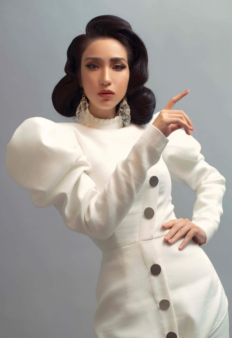 Hoa hậu châu Á 2017 - Saila Nguyễn sang trọng hết mức với chiếc đầm ôm nhẹ có phần tay áo to phồng nổi bật.  